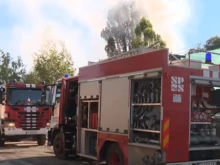 Шест пожарни автомобила се борят с пламъци в столичен склад