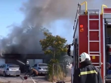 Автосервиз изгоря при сериозен пожар в Хасково