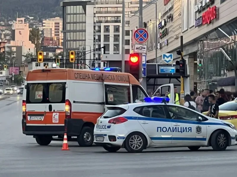 Такси се качи на тротоара след катастрофа на мол "Парадайс"