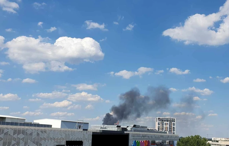 Гъст черен дим притесни пловдивчанка