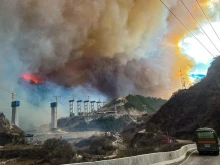 В Китай потушиха огромен горски пожар с дъжд от "посят облак"