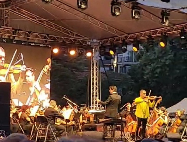 TD Хиляди аплодираха виртуозния цигулар Васко Василев на площада в Пловдив