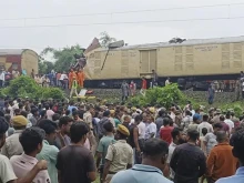 Най-малко 15 души са загинали при сблъсък на два влака в Индия