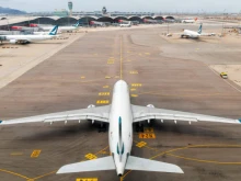 Затвориха летището в Хонконг заради аварийно кацане на самолет, 186 полета закъснява