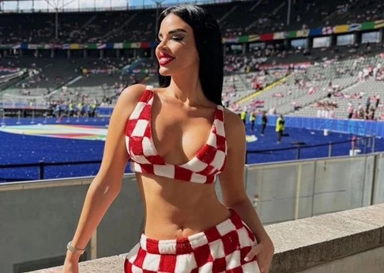 Ивана се завърна с изрязано шахматно потниче