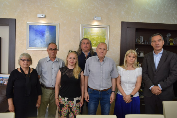 TD Кметът и представители на учителските синдикати в Бургас подписаха