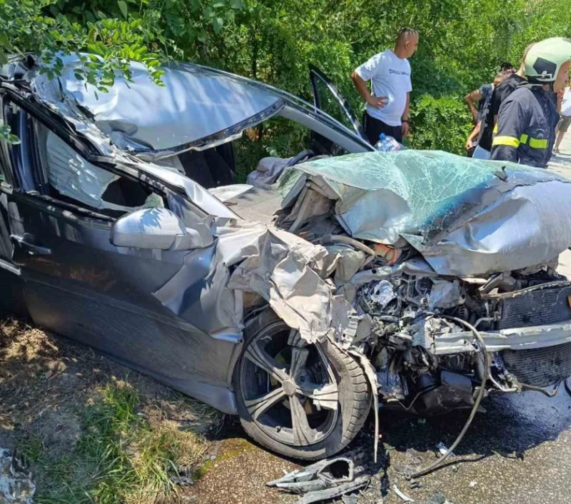 Нелепа катастрофа затвори пътя Пазарджик-Ветрен
