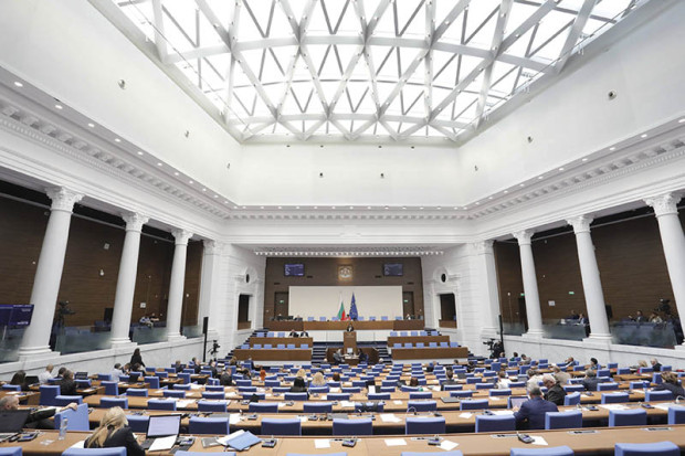 237 депутати се регистрираха в първото заседание на парламента То