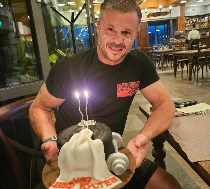 Шеф Кустев прибави още една година