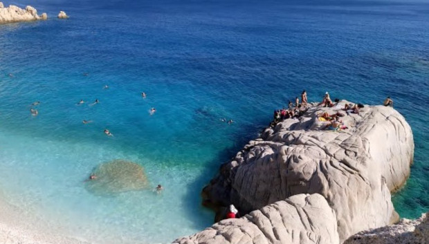 Гръцките острови веднага предизвикват в ума ни картина на райски