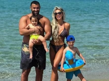 Русата Златка в Гърция с новия си мъж и двете деца