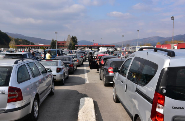 Интензивен трафик в посока Румъния и строително ремонтни дейности затрудняват