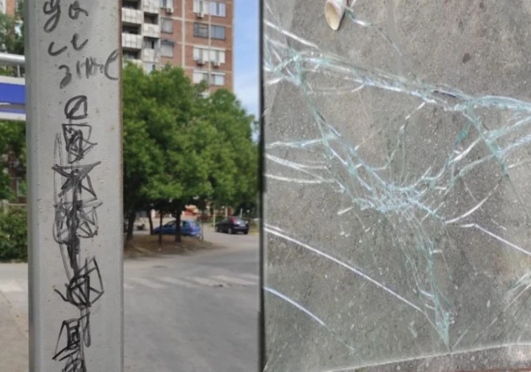 Постоянно счупена и мръсна спирка в "Изгрев" ядоса пловдивчанин
