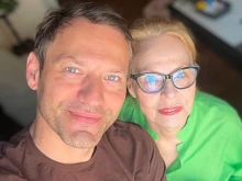 Орлин Павлов се забавлява с майка си
