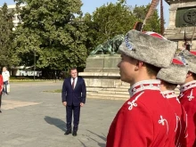 Предаването и приемането на знамето на русенския Младежки гвардейски отряд бе отбелязано с тържествена церемония