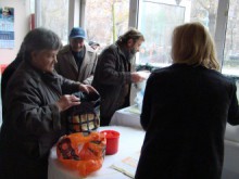 300 човека се хранят в откритата социална трапезария в район "Тракия"