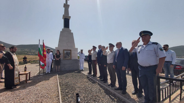 TD Представителна група от Министерството на отбраната се поклони пред паметта