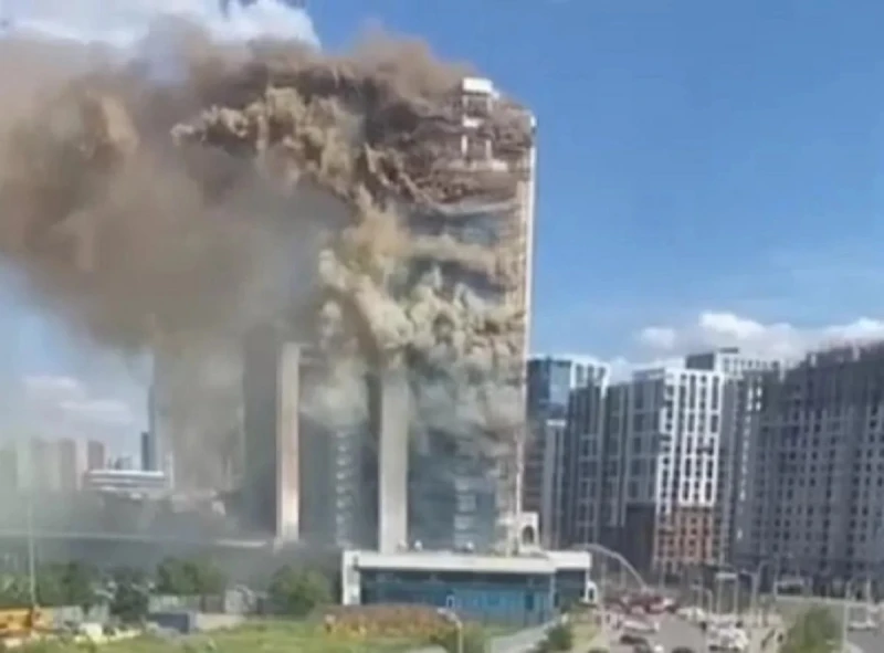 Мащабен пожар в столицата на Казахстан: Гори 26-етажна жилищна сграда
