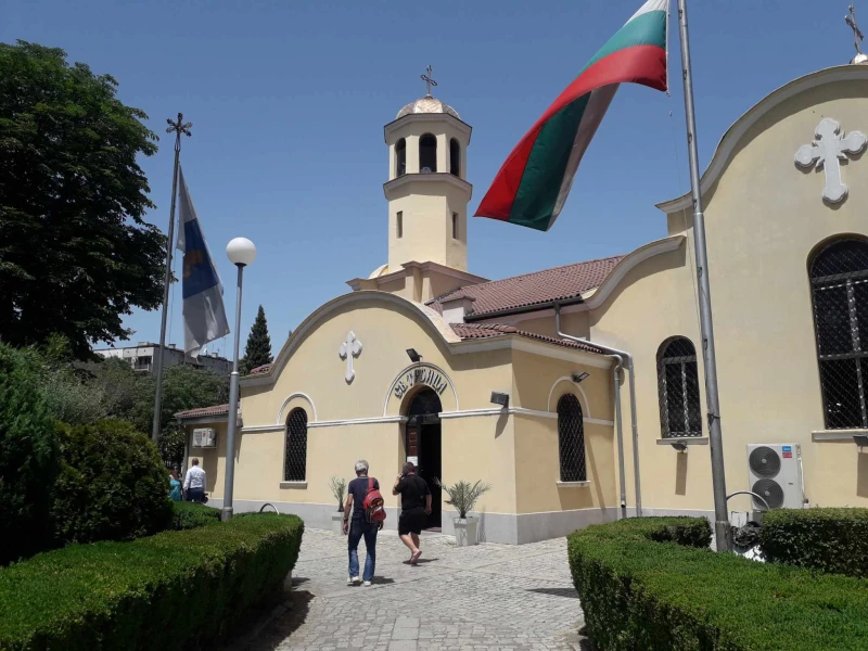 Пловдивският митрополит Николай отбеляза Петдесетница в църквата "Св.Троица"