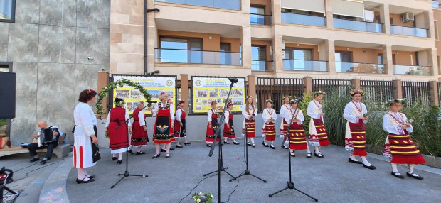 Възстановка на обичая "Еньова буля" направиха фолклорни изпълнители в Бургас