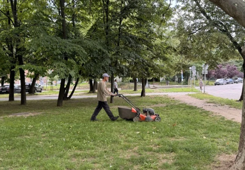 Продължава косенето на тревни площи в Русе