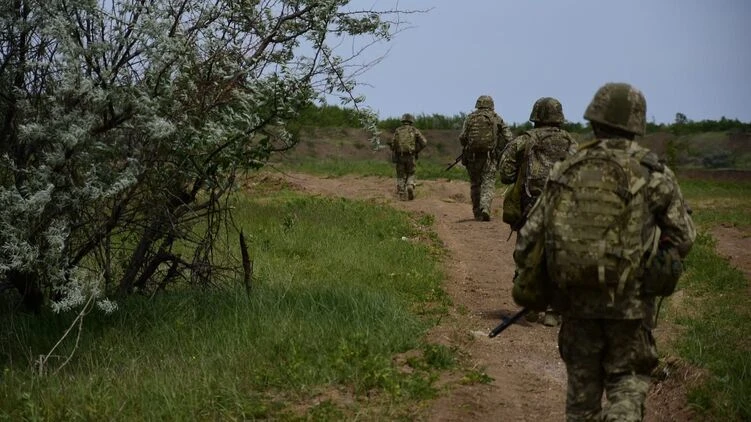 Боец от ВСУ: Руснаците активно укрепват границата си със Сумска област