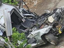 Вижте снимки на размазания автомобил от снощната катастрофа на Околовръстното на София, при която загинаха трима души