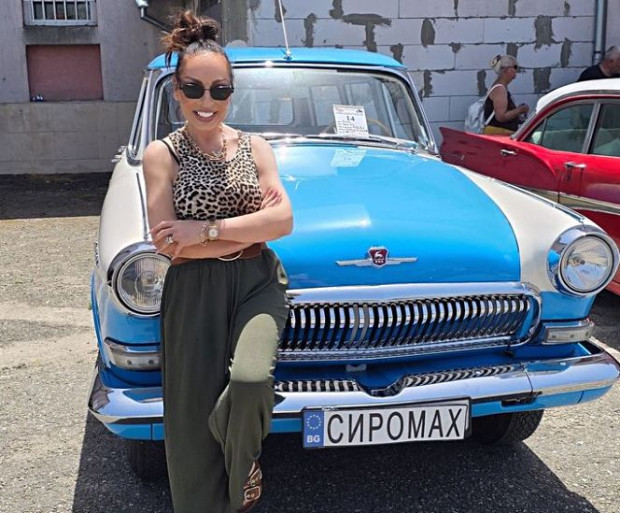 Попфолк певицата Ивана посети парада на класически ретро автомобили в