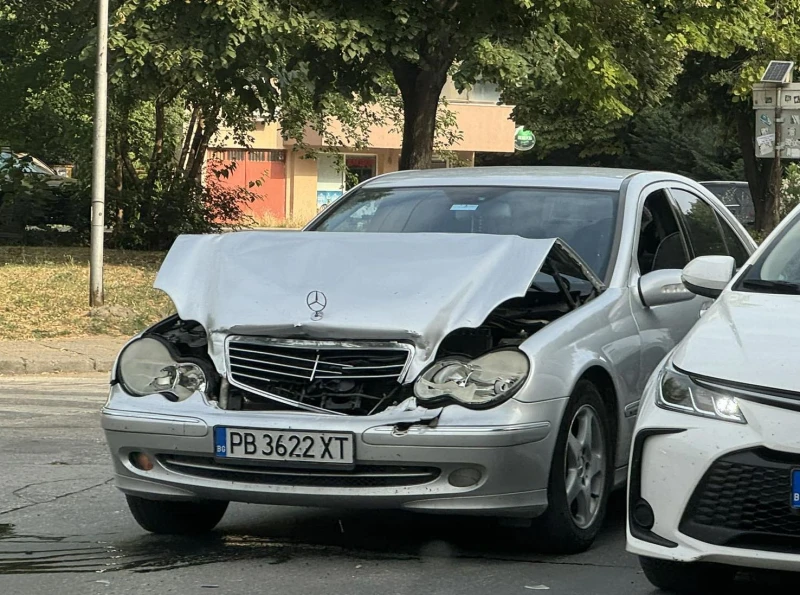 "Мерцедес" е потрошен след миг невнимание в Пловдив