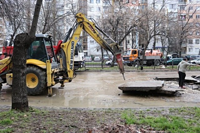 Големи аварии оставят жители на Пловдив без вода в жегата днес