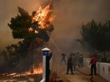 Над 150 пожарникари за задействани в битка с мащабен горски пожар на остров Крит