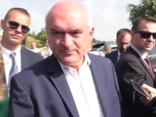 Премиерът от затворения път Ботевград-Мездра: Призовавам всички да стиснат зъби