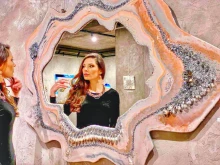 Дизайнерски огледала от смола и естествени камъни ще бъдат представени в Бургас