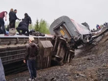 Девет вагона на пътнически влак дерайлираха след предполагаем саботаж в руския регион Коми, има тежко пострадали