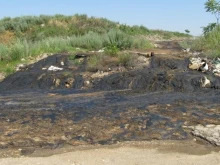 Реки от нефтени отпадъци потекоха на старото сметище в Русе