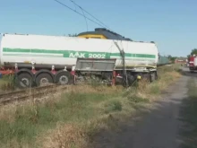 След катастрофата между влак и цистерна в Хасковско: Машинистите в шок, шофьорът със счупени ребра