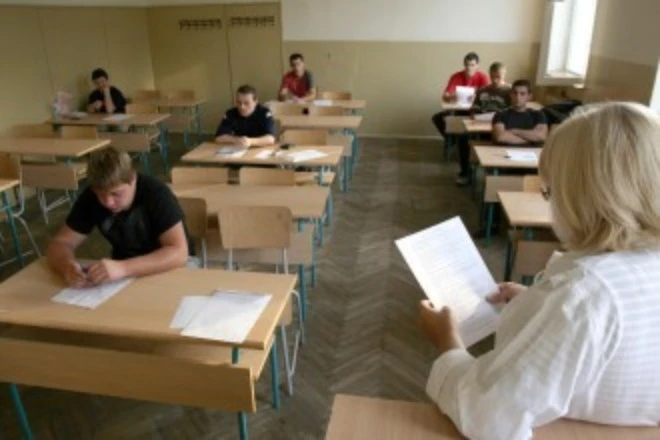 Поискаха учителските заплати да бъдат увеличени със 150%