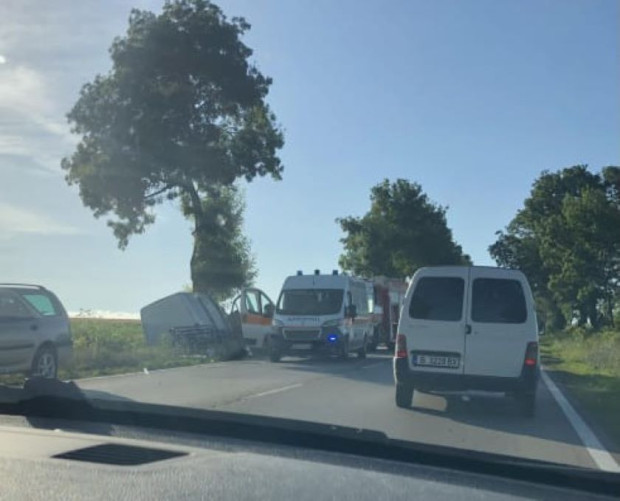 Микробус катастрофира тази сутрин на пътя Варна Добрич  Превозното средство по неясни