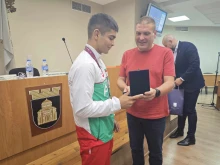 Сребърният медалист по борба от Евро 2024 за кадети Альоша Илиев с отличе от Община Плевен