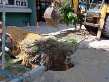 Дълбока над 2 метра дупка се отвори в центъра на Варна