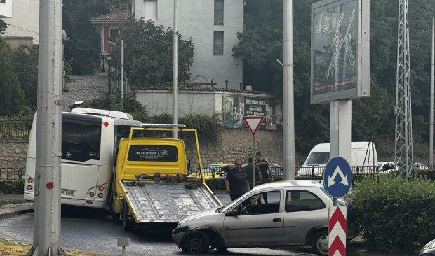 Катастрофа между автобус от градския транспорт и репатрак на "Пътна помощ" в центъра на Пловдив