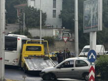 Катастрофа между автобус от градския транспорт и репатрак на "Пътна помощ" в центъра на Пловдив