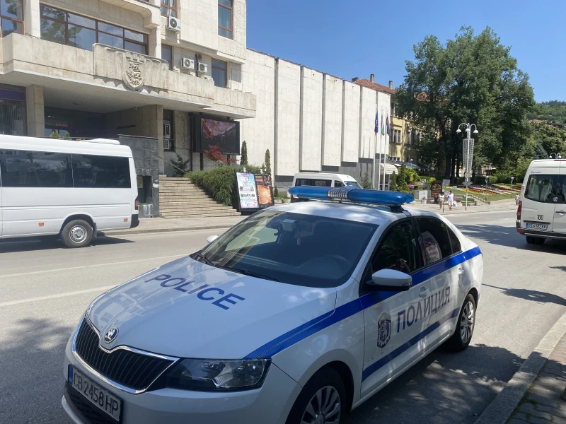 Екшън във Велико Търново: Издирват джигит, предизвикал катастрофа и избягал