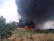Голям пожар до Пловдив, гори хале с авточасти
