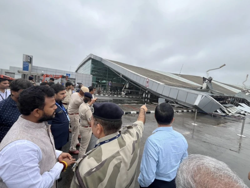 Проливни дъждове предизвикаха срутване на част от покрива на летището в Ню Делхи