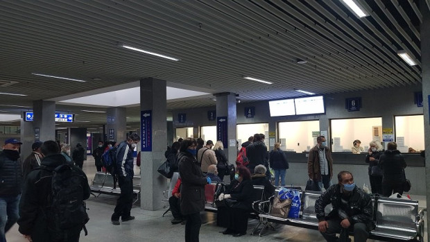 Напрежение и продължително чакане съпътстваха пътниците дошли на Централната жп