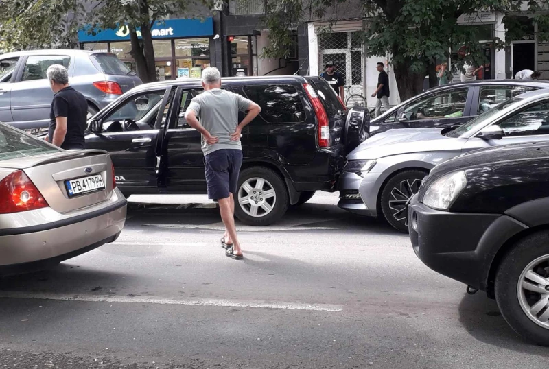 Верижна катастрофа на оживен булевард в Пловдив