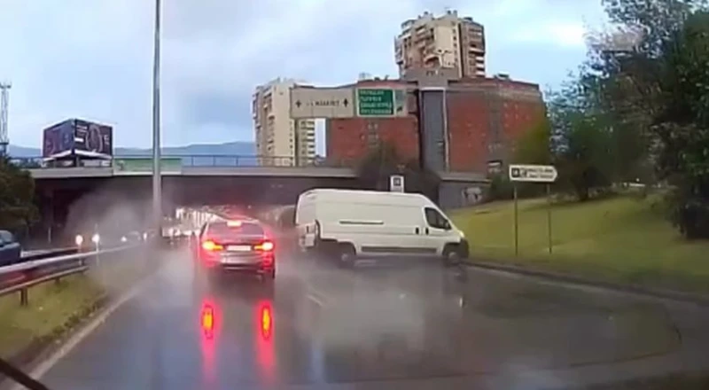 Невиждана катастрофа в София, по чудо няма загинали! Очевидци казват, че скоростта е била над 100 км/ч