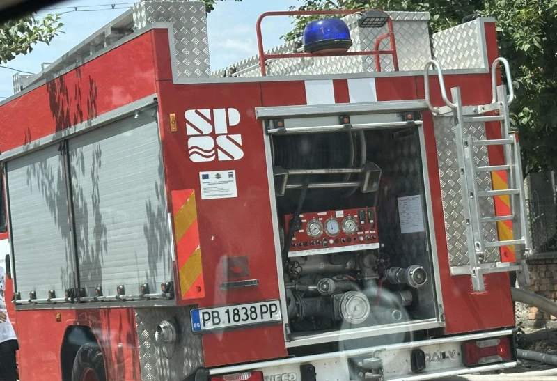 Пожар в село Крумово край Пловдив, 2 пожарни коли пристигнаха на място!