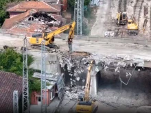 Вижте как багери започнаха да разрушават Бетонния мост в Пловдив